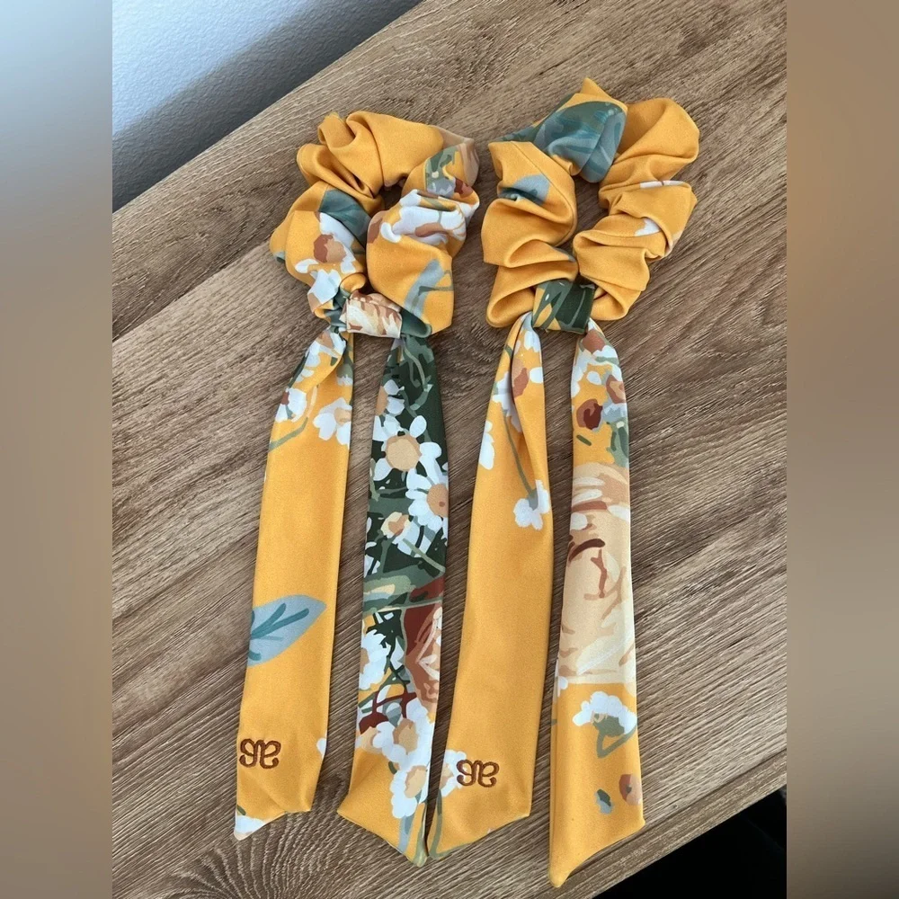 N/A set scrunchies
